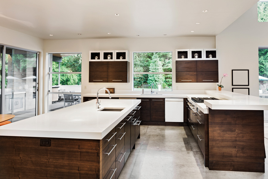 کابینت سفید و قهوه ای