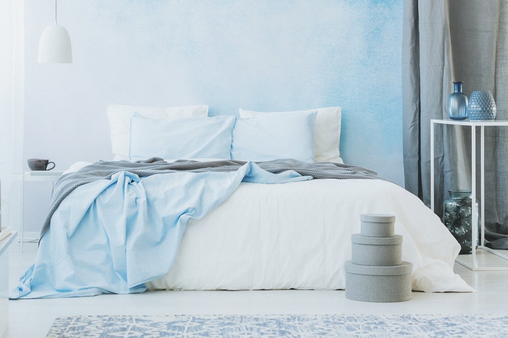 آبی کمرنگ برای رنگ اتاق خواب بزرگسال