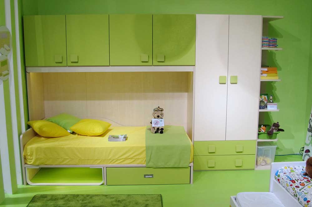 کمد و تخت کودک به هم چسبیده