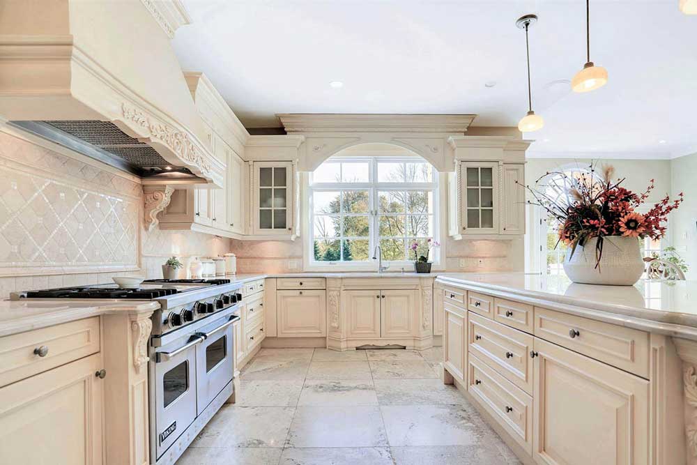 کابینت کرم باعث بزرگ تر به نظر رسیدن آشپزخانه می شود.