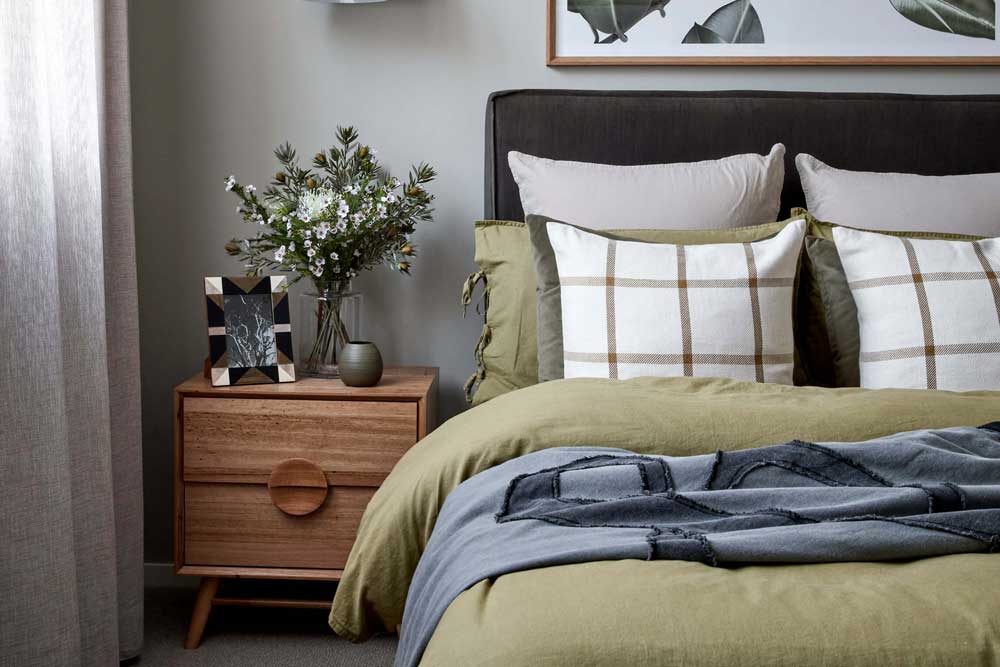 پاتختی در چیدمان سرویس خواب